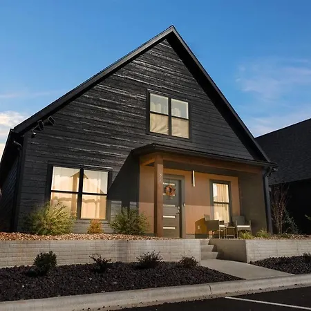 The Luxx - All New / 4 Bd / Poolside / Hot Tub / Lake View